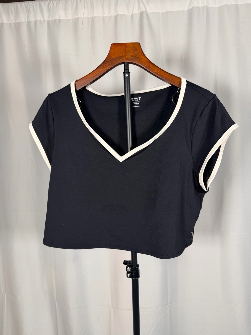 Old Navy Black Cropped V-Neck Workout Tee